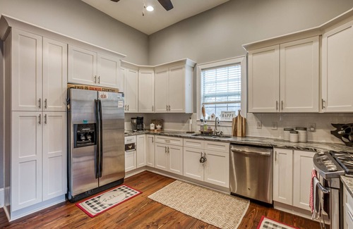 Monroe House | Walk Downtown! Large Pool, Hot tub, Fire pit, Close to EVERYTHING!