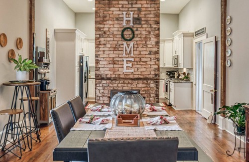 Monroe House | Walk Downtown! Large Pool, Hot tub, Fire pit, Close to EVERYTHING!
