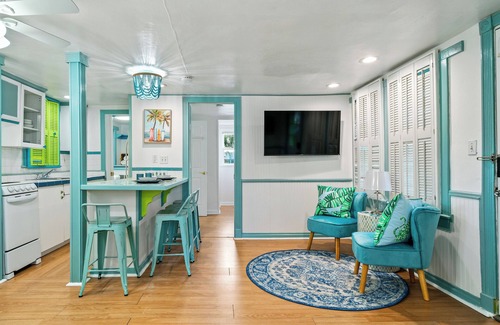 Lake Worth House | Walk Downtown; Beach 1.1 miles, Bar, Karaoke, Family Friendly, Jimmy Buffet Vibe