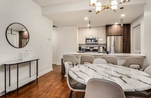 Killgubbin Apartment | Walk Everywhere! 5 mins to Magnificent Mile, River