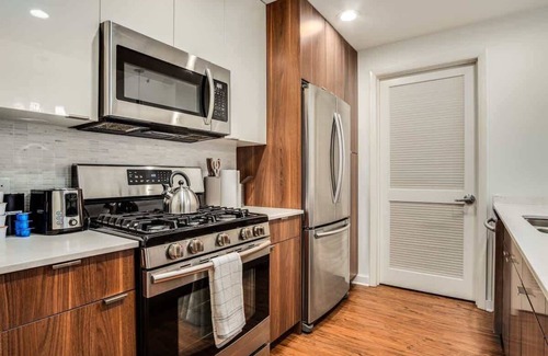 Killgubbin Apartment | Walk Everywhere! 5 mins to Magnificent Mile, River