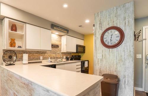 Branson Condo | Walk-in ~ Pools Galore ~ Gated Community ~ Golf On-Site ~ FREE TICKETS INCLUDED! (HHK-7)