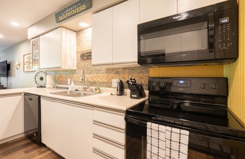 Branson Condo | Walk-in ~ Pools Galore ~ Gated Community ~ Golf On-Site ~ FREE TICKETS INCLUDED! (HHK-7)