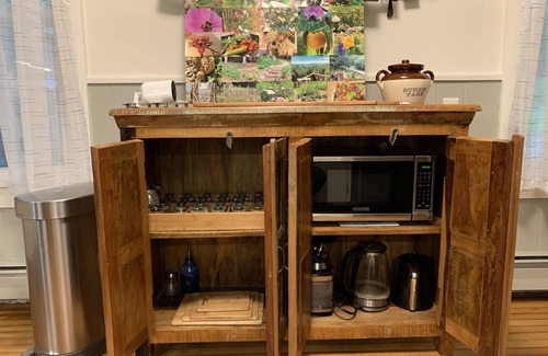 Stockbridge House | Walk into town, soak up sun on enclosed porch & steps away from nature trails!