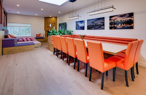 Milton Park Apartment | Walk Score 96 | King | 65” TV | Netflix | W/D | AC