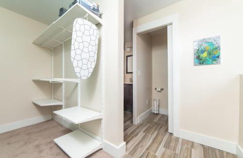 Manchester Apartment | Walk to Acrisure - Parking - Location - GroupStay
