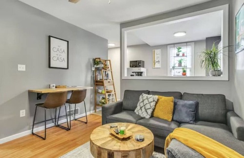 Lower Lawrenceville Apartment | Walk to Arsenal Park! Cozy & Comfy Studio up to 4Pax