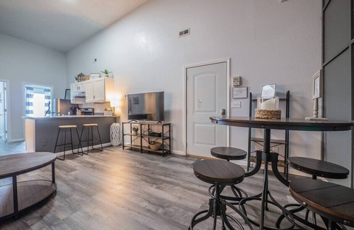 Maryville Apartment | Walk to bars and restaurants! Pet friendly.