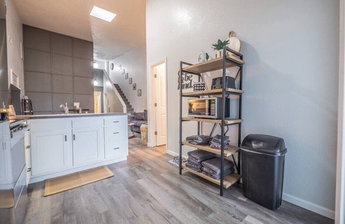 Maryville Apartment | Walk to bars and restaurants! Pet friendly.
