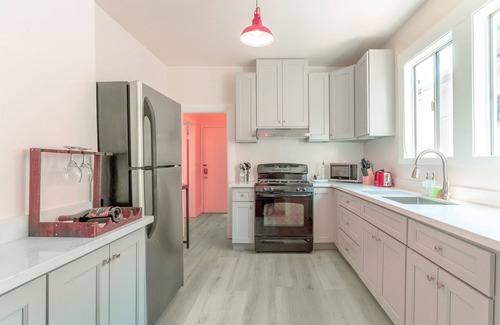 Pill Hill Apartment | Walk to BART- SF in minutes & Off Street parking