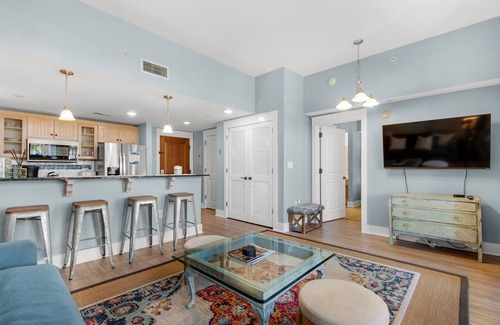 Baytowne Wharf Condo | ☀️Walk to Baytowne Wharf-Resort Style Pool + Hot Tub-1BR Market Street Inn 541☀️