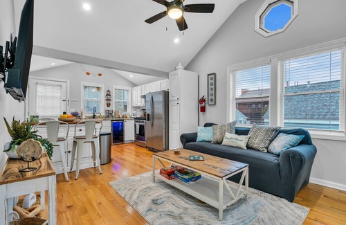 Seaside Heights Cottage | Walk to beach! 4 Beach Badges Included. BBQ + Fire Pit. Towels and Linens incl.