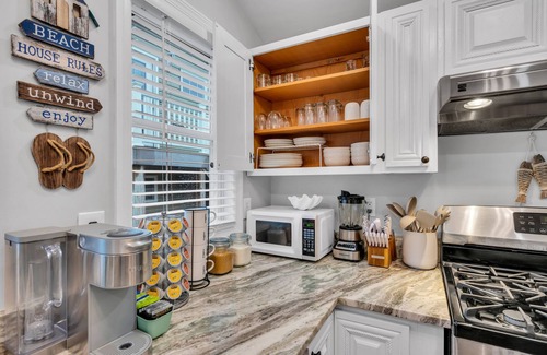 Seaside Heights Cottage | Walk to beach! 4 Beach Badges Included. BBQ + Fire Pit. Towels and Linens incl.