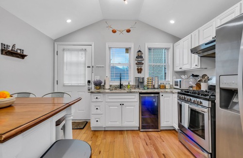 Seaside Heights Cottage | Walk to beach! 4 Beach Badges Included. BBQ + Fire Pit. Towels and Linens incl.