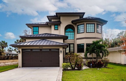 Connors House | Walk to Beach! Luxury Custom Home w/Pool & Spa - 2 Kings