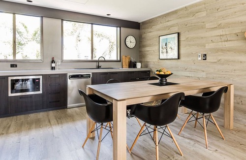 Noosa Heads Apartment | WALK TO BEACH, SHOPS, CAFES - STYLE - AIR CON