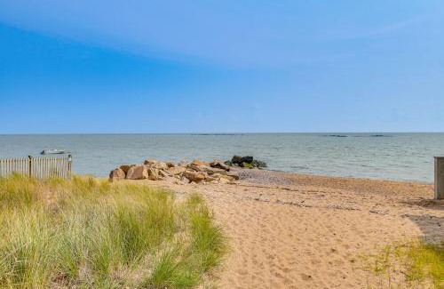 Momauguin House | Walk to Beaches Sunny East Haven Home with Grill