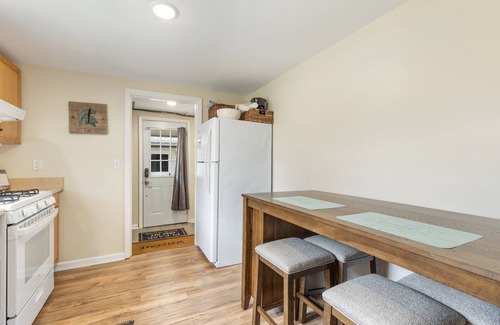 East Lansing House | Walk to Campus/Downtown with Fiber WiFi & Workspace