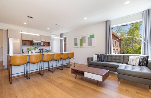 Minor House | Walk to CapHill Modern Brand New 2B2B Sleep 6