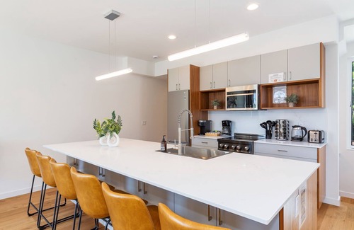 Minor House | Walk to CapHill Modern Brand New 2B2B Sleep 6