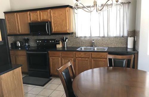 La Buena Vida House | Walk to Cardinal's Stadium, Outlets, Westgate & Near Spring Training Fields