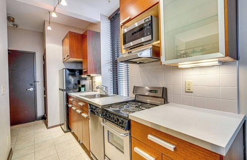 Short North Apartment | Walk to Convention Center, Secured Apt in Columbus