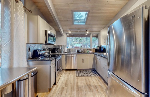 Cranmore Birches House | Walk to Cranmore & downtown shops Renovated home w/deck, AC & W/D