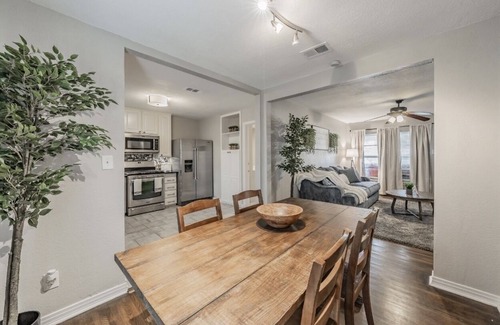 Fort Worth Cultural District House | Walk To Dickies Arena, Will Rogers, 7th Street & More, KING BED, Large Backyard!
