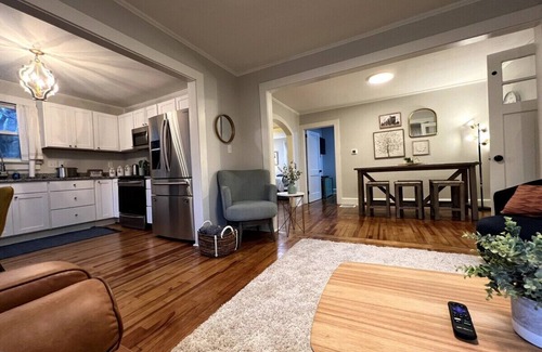 Kings Mountain House | Walk to dinner, shops & coffee! New Mid-Cent in KM