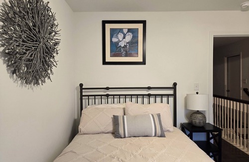Athens Bed & Breakfast | Walk to Downtown Athens and UGA North Campus from this lovely Bedroom Suite!