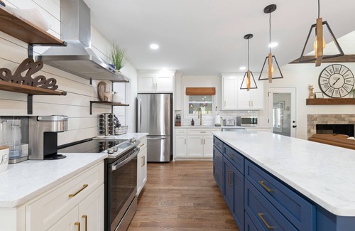 Woodstock House | Walk to Downtown Woodstock- 3 King Beds, 2 Owner’s Suites & Pet-Friendly