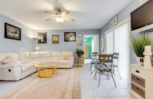 Groton Apartment | Walk to Eastern Point Beach Apt with Water View!