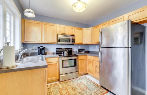Groton Apartment | Walk to Eastern Point Beach Apt with Water View!