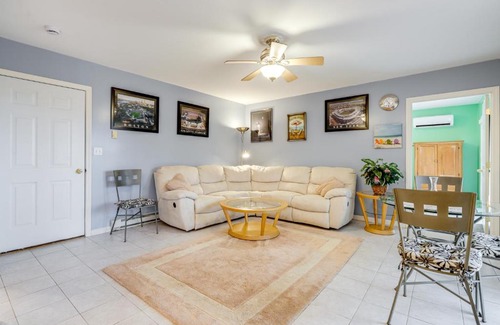Groton Apartment | Walk to Eastern Point Beach Apt with Water View!