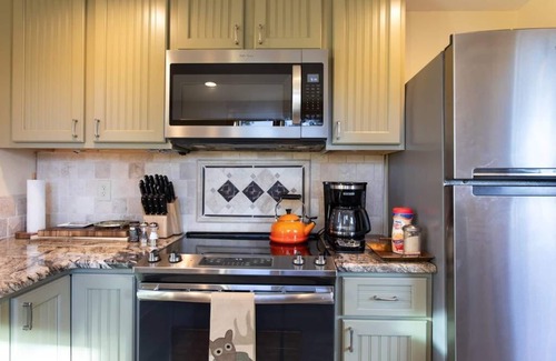 Evergreen Cabin | Walk to Evergreen Lake and downtown