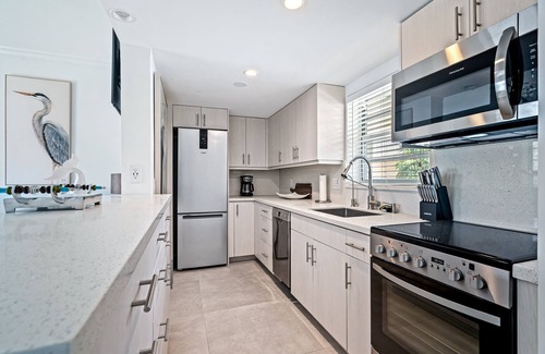 Central Beach Apartment | Walk to Ft Lauderdale beach - Water Views & Pool
