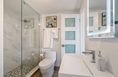 Central Beach Apartment | Walk to Ft Lauderdale beach - Water Views & Pool