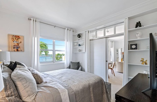 Central Beach Apartment | Walk to Ft Lauderdale beach - Water Views & Pool
