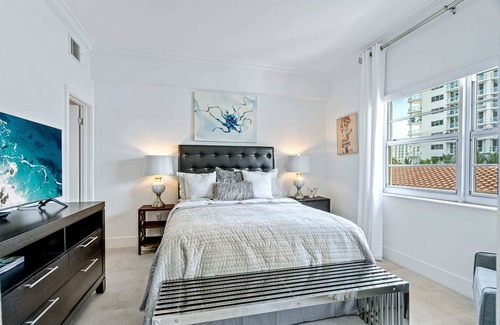 Central Beach Apartment | Walk to Ft Lauderdale beach - Water Views & Pool