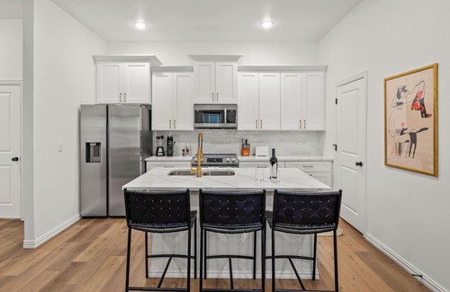 Arlington House | Walk to Globe Life | Prime Location for Sharkira