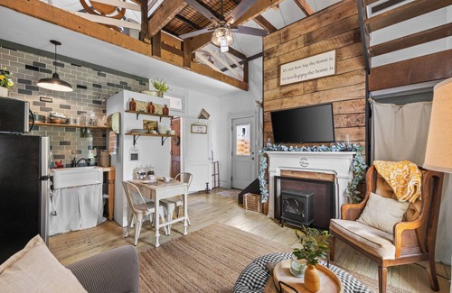 Bell Buckle Cottage | Walk to Historic Downtown Bell Buckle~Webb~Hot Tub~Fireplace~Tiny Home