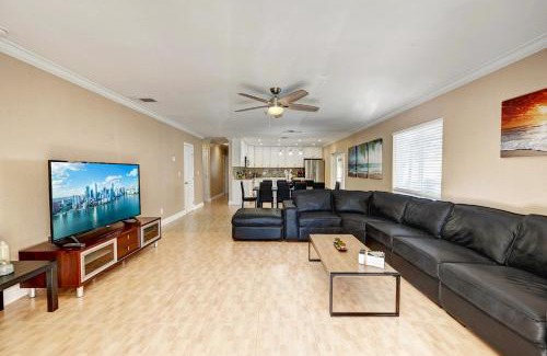 Hollywood Lakes House | Walk to Hollywood Beach Luxury 4BR Villa