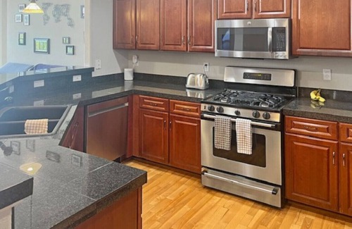 Uptown Apartment | Walk to Hospitals | Heart of DT | 30+ Day Stays