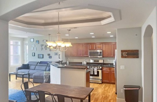 Uptown Apartment | Walk to Hospitals | Heart of DT | 30+ Day Stays