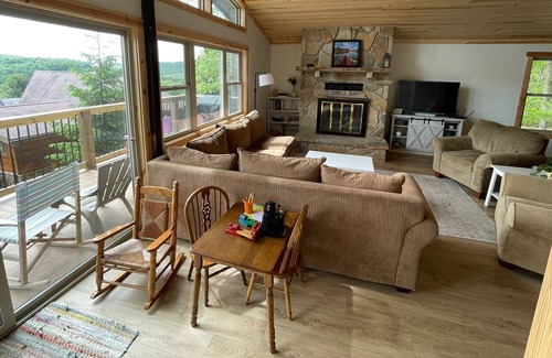 Alpine Lake House | Walk to lake, enjoy this lake-view home! Hiking nearby.