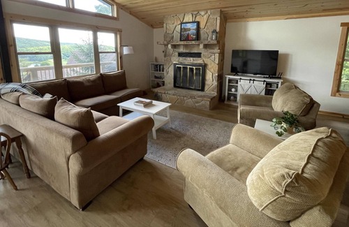 Alpine Lake House | Walk to lake, enjoy this lake-view home! Hiking nearby.