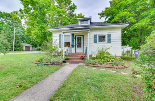 Charlevoix House | Walk to Lake Michigan Pet-Friendly Charlevoix Gem