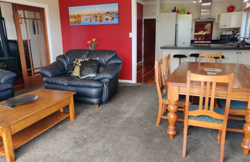 Taupo House | Walk to Lake/Town. Perfect for Families & Groups. Free WiFi & Linen Includedn