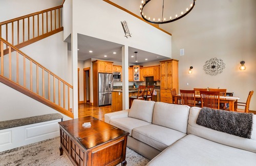 Snoqualmie Pass Cabin | Walk-to-lifts chalet with hot tub, mountain views, & fire pit - dog-friendly