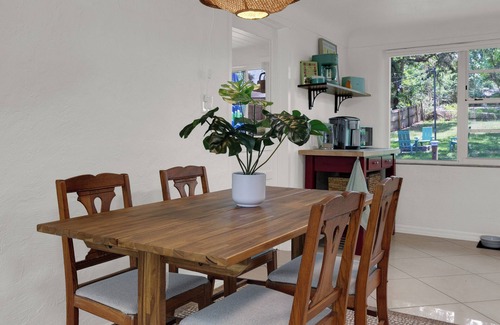 Mount Dora House | Walk to Marina, Park View Palms, Mid-Century Home, Sleeps 6, Pet Friendly Fence